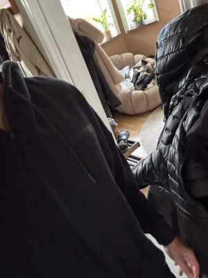 Svart MM sports hoodie  - Säljer en svart zip hoodie från MM sports, perfekt till dig som vill ha en skön och snygg hoddie på gymmet! 