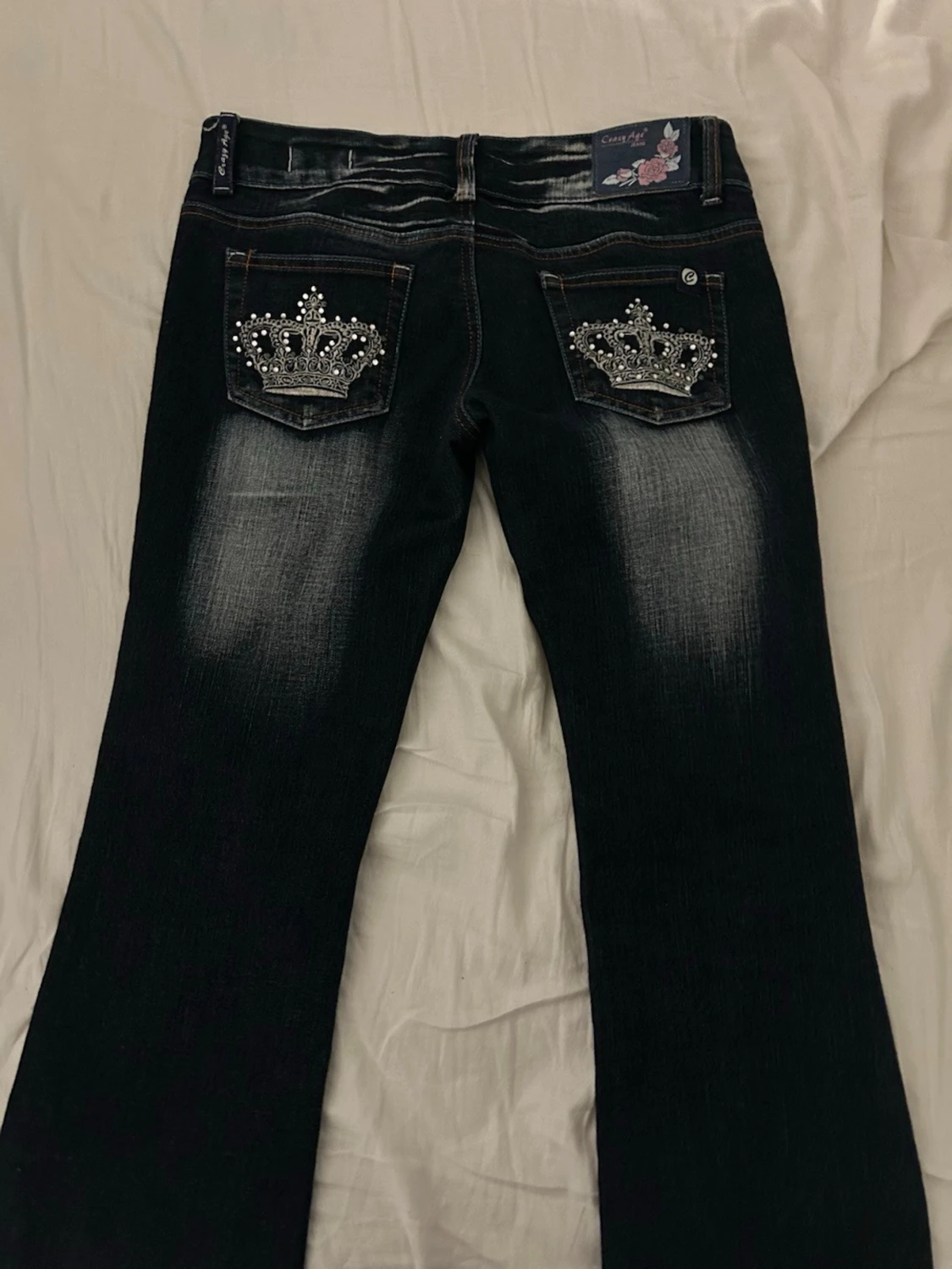 Mörkblåa bootcut jeans med kronor från crazy age - 1
