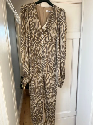 Klänning från adoore  - Aldrig använd, med lappen kvar💕 köpt för 1695 i butik.