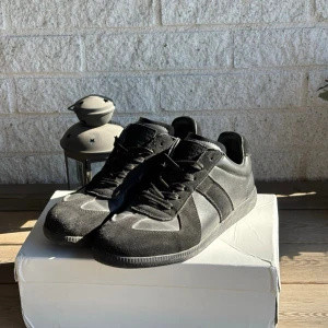 Maison Margiela skor fullblack - Tja! Säljer ett par Masion Margiela skor i storlekn (41) fast passar även storlek (42)-skick 9/10. Vid minsta lilla fundering hör av er!
