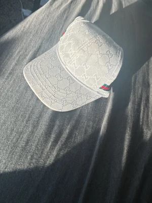 Keps  - Vit Gg keps från Zhara kan gå ner i pris vid snabb affär!