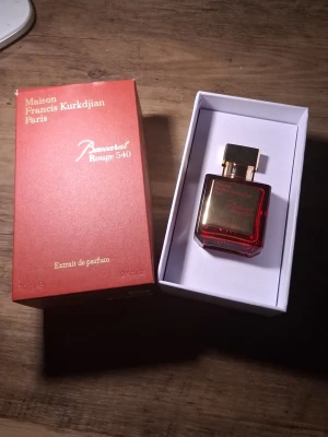 Maison Francis Kurkdjian Baccarat Rouge 540 - Exklusiv parfym från Maison Francis Kurkdjian, Baccarat Rouge 540 Extrait de Parfum. Flaskan är elegant och fyrkantig i röd glas med guldfärgad kork och detaljer. Kommer i lyxig röd kartong med guldfoliering och Paris-motiv.
