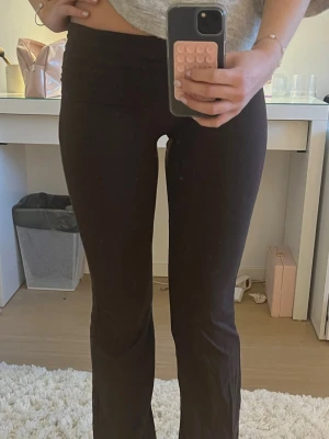 bruna yoga pants! 💗strl: 158/164 - Mörkbruna flare low waist yoga pants från Gina Tricot! Jättemjuka, stretchiga och har inte använt så mycket! Säljer då de är lite korta för mig!