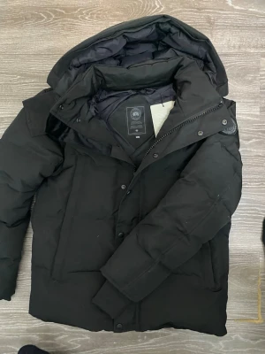 Canada Goose jacka - Säljer min canada goose jacka som är nästan helt ny. Den är i perfekt skick. Pris går att diskuteras.