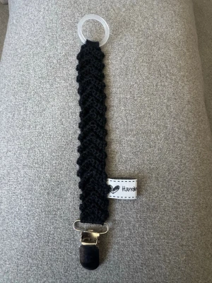 Virkad napphållare  - Virkad, svart napphållare, virkad av mig i 100% bomullsgarn med metallclips och silikonring.  Mönsterskapare: animo.design 