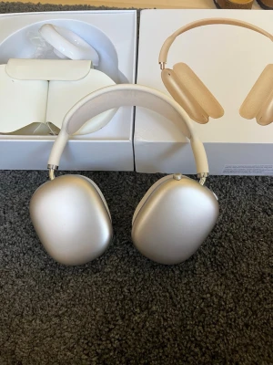Apple AirPods Max silver - Snygga over-ear hörlurar från Apple i färgen silver. De har en stilren design med mjuka öronkuddar i mesh-tyg och metallbåge. Perfekta för dig som vill ha en modern look. Levereras med originalförpackning. de är endast provade någon enstaka gång. Pris kan diskuteras. 