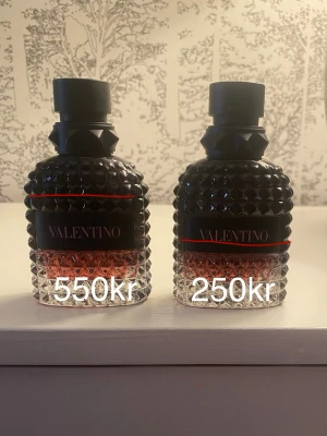 Valentino Uomo Born In Roma Intense - Har tröttnat på och säljer därför mina Valentino Uomo Born In Roma Intense. Båda är 50ml flaskor. Lite mer än 40ml i den stora och runt 20 i den lilla. Säljer för 550kr och 250kr eller 750kr för båda Öppen för förslag så skriv gärna vid frågor eller liknande. Perfekt att använda året om!