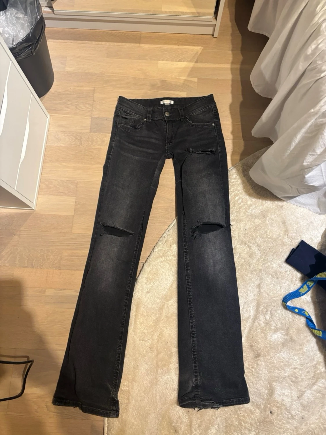 Svarta slitna jeans med raka ben - 2