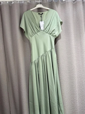 Gina Tricot Maxidress Green - Snygg ljusgrön långklänning med v-ringad omlott-topp! Strl 36 , helt ny med lapparna kvar