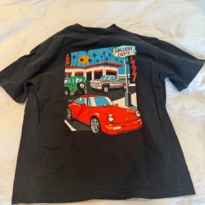 Gallery Dept T-shirt - Säljer denna schyssta Gallery Dept T-Shirt nu till sommaren. Har haft på mig denna 1 gång men eftersom att den är för stor för mig så säljer jag denna som nyskick. Snygga och diskreta wearouts runt kragen, midjeöppningen och armöppningarna.