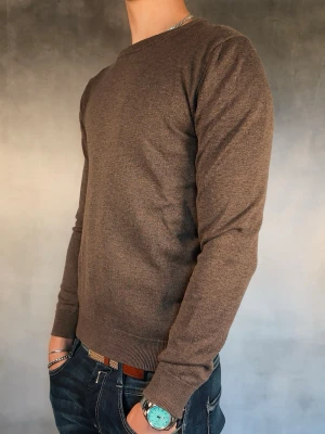 Bläck Crewneck - - Crewneck från Bläck — Storlek S — 9/10 — Bra skick utan skavanker — Inkluderat - Tröja — Retail 599kr — Modellen är - 180cm, 65kg -