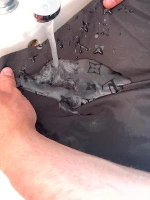 VÄLDIGT UNIKA LV SHORTS - Snygga svarta shorts från Louis Vuitton med diskret monogrammönster som framträder när tyget blir blött. Shortsen har elastisk midja med snörning och är tillverkade i ett glansigt syntetmaterial. Perfekta för dig som vill ha något unikt och stilrent. PASSAR M/L. HELT NY, OANVÄND.