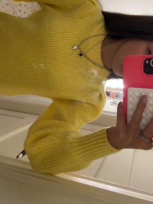 Ljusgul stickad tröja 💛 -  Stickad tröja ifrån monki med puffärmar! 💛 Knappt andvända och i bra skick. skriv för mer bilder eller frågor. 💕