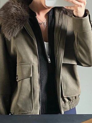 Bomberjacka Zara - Säljer denna så snygga trendiga bomberjacka från Zara i storlek S! Köpt för 800kr men säljs för hälften 400kr! I jättefint skick knappt använd och pälsen runt kragen går att ta av🤍