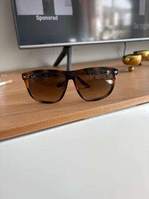 Ray-Ban boyfriend brunmelerade solglasögon - Snygga ray ban boyfriend! Fodral borttappat därav priset! 