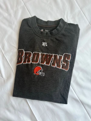 Cleveland Browns långärmad t-shirt NFL - Vintage-inspired NFL Browns longsleeve in a washed black/grey colorway. Embroidered front logo with cool sleeve details — perfect oversized streetwear fit and ideal for a Y2K look ✨  Size: M Condition: Good condition Color: Washed black/grey with orange details