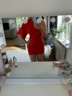 One shoulder klänning  - Superfin one shoulder klänning från H&M ❤️ I storlek 36, men passar en 34 också! 