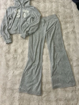 Grått mjukissätt från Gina tricot - Mysigt mjukissätt från Gina, alldrig använda, zip hoodien har storlek 158/164 och byxerna samma, byxerna har söta fickor bak som har kardborre 💕🥰