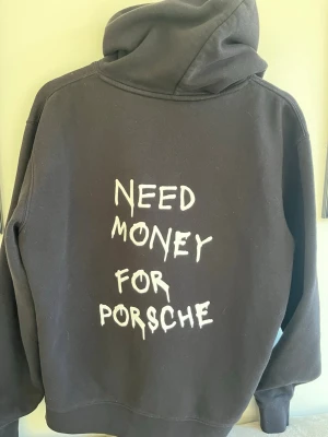Bvaldi ”Need money for Porsche” hoddie  - Need money for Porsche hoddie av bvaldi, storlek S, använd några gånger men inga som helst fel på den, pris kan diskuteras vid snabb affär:) 