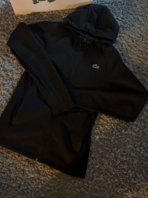Lacoste zip - Har lite tecken på användning o köptes i februari för 1799kr
