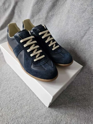 Maison Margiela GATS - Nu säljer jag ett par stilrena mörkblåa GATS i storlek 43, skicket är 9/10, boxen och dustbags ingår, skriv vid minsta lilla fundering och lägre pris vid snabbaffar.