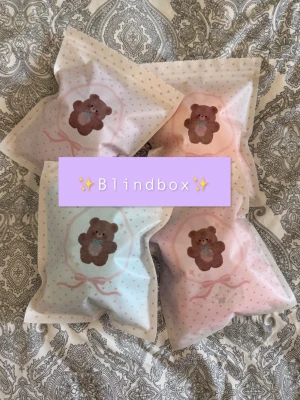 Blindbox virkat djur - En handgjord blindbox med ett virkat gosedjur du kan sätta på väskan! När du köper får du en av påsarna men innehållet blir en överraskning🫶🏻 Vill du se vad som är i dom kolla min senaste TikTok -elisejacobsen.j