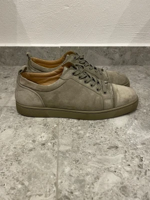 Christian Louboutin - Christian Louboutin || Storlek 40,5 || Skorna är i bra skick (se bilder) || Tveka inte på att höra av dig vid frågor eller funderingar 