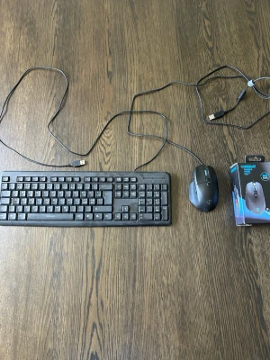 Svart tangentbord och gamingmus - Säljer ett svart tangentbord och en Sandberg Hurricane gamingmus med USB-anslutning. Musen har en modern design och levereras med originalkartong. Perfekt för gaming eller vardagsbruk vid datorn.