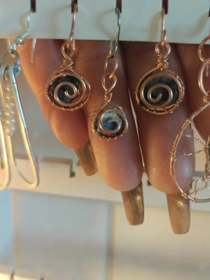 Hamrade örhängen i ren koppar 🌀 - Hamrade örhängen i ren koppar 🌀 Perfekta för dig som gillar handgjorda accessoarer med konstnärlig touch.  Säljs som par plus en berlock.  Stenarna är lapis lazuli.