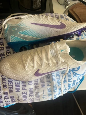 Mercurial Vapor 16 Elite FG Chromatic storlek 43 - Ett par nike vapor skor naturgräs storlek 43 säljs pågrund av att vara för små mycket bra skick använda 2 gånger  köpta från Aclassboots 