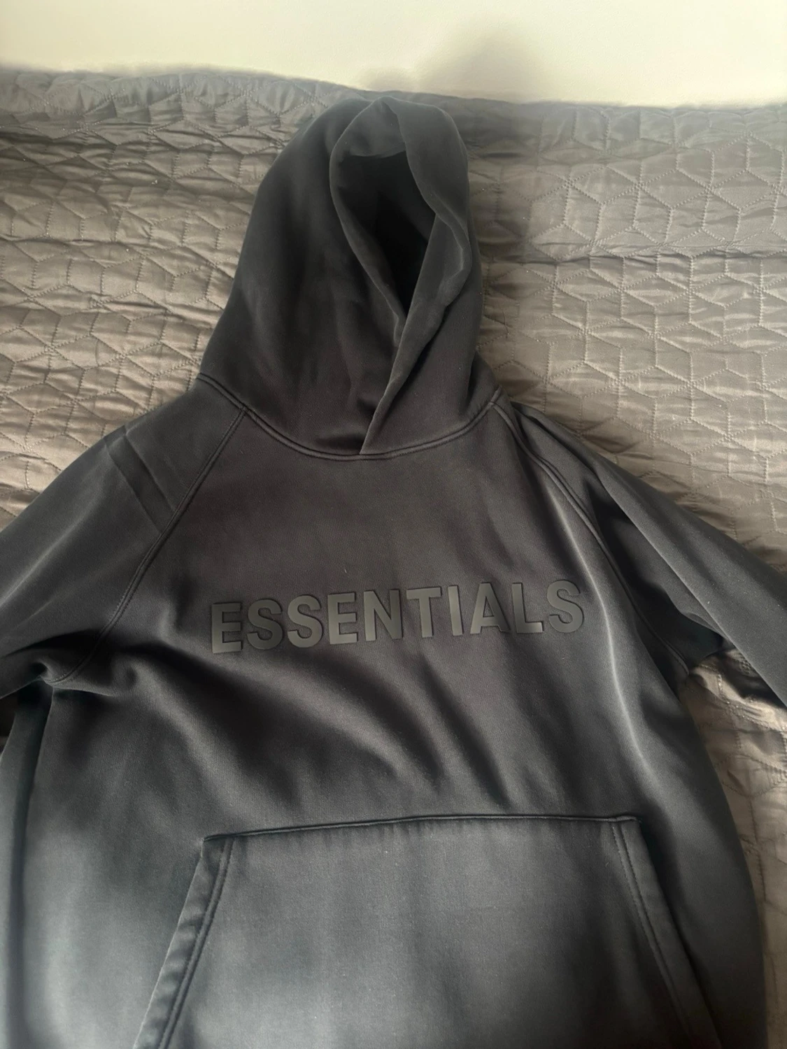Svart Essentials hoodie Fear of God