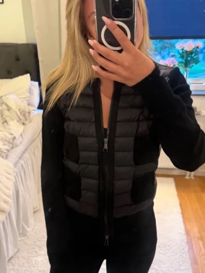 Svart cardiganjacka från Moncler - Snygg och trendig cardigan med quiltad framsida och stickade armar. Storlek S, passar xs/s dam Inköpt på vinted med tilläggstjänsten äkthetsverifikation, qr-kod finns även. I Mycket gott skick! 