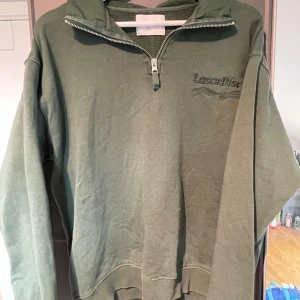 Grön half zip sweatshirt från Vailent - Säljer en grön sweatshirt från Vailent med broderad LaserDisc-logga på bröstet.          Storlek S! 