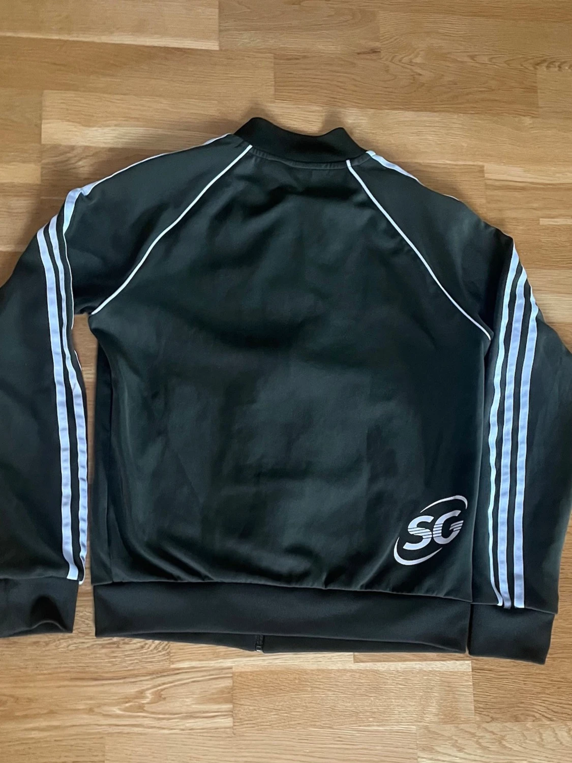 Olivgrön Adidas track jacket med vita ränder - 1