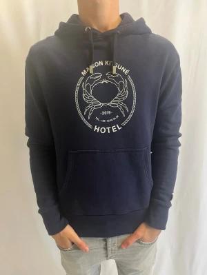 Maison Kitsune Hoodie  - Tja! Säljer denna snygga Maison Kitsune Hoodie i blått. Sällsynt Hoodie som ej tillverkas längre. Hoodien är i storlek S, passar S/M.                         Nypris: ca 3000kr.                                                    Säljs för: 999kr.                                                           Tveka inte att höra av er vid intresse eller funderingar!