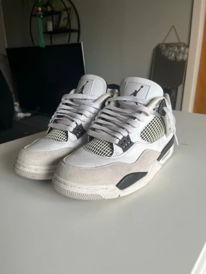 Jordan 4  - Säljer mina Jordan 4 i riktigt fint skick. Storleken är lite mindre så kan passa 43. Köpte dem eftersom jag gillade modellen sjukt mycket men de har mest blivit stående då jag använder mina andra skor oftare.  Väldigt clean sneaker som sticker ut och passar många outfits. Bra skick och redo för ny ägare. 