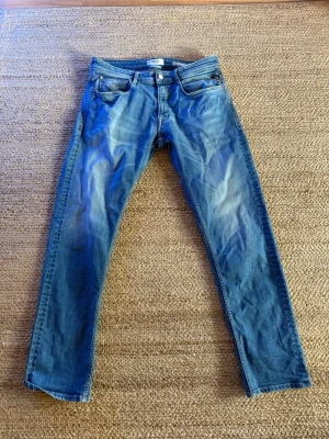 Blå raka jeans från Replay - Blå jeans från Replay. Jeansen har en lätt tvättad look. Perfekta för en avslappnad stil. (Hyperstretch). Knappt använda.