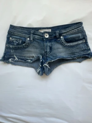 Assnygga jeansshorts  - säljer ett par jättefina mini jeansshorts i mycket bra skick. Jag är ca 172 och de är lite för korta för mig så säljer de därför ❤️ storlek xs/34. Skriv gärna om du har några frågor