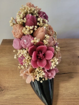 Ljusbukett i en klacksko - Ljusbukett i en klacksko. Alla blommor är gjorda av vax som är små ljus. arrangerade med torkad blommor i en svart, glansig klacksko.  Perfekt som färgglad inredningsdetalj till hemmet eller en unik present.