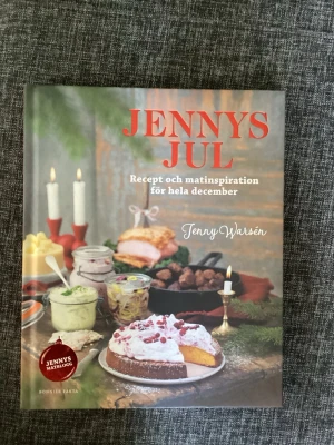 Jennys Jul av Jenny Warsén - En inspirerande kokbok med julrecept och matinspiration för hela december, skriven av Jenny Warsén. Omslaget är färgglatt med bilder på julmat, bakverk och dekorationer. Perfekt för dig som vill maxa julstämningen med goda rätter och bakverk.