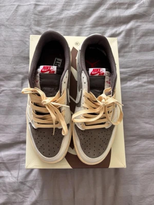 Nike Air Jordan 1 Low Travis Scott - Nike Air Jordan 1 Low Travis Scott i brunt som jag har använt bara några gånger. 