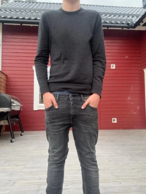 Svarta  jeans från Tiger of sweden - Säljer ett par svarta Tiger of Sweden riktig feta passar nästan till allt! Skick 8/10 inga defekter alls! Säljs just nu för 349 nypris 1299, skriv för minsta fundering//William 