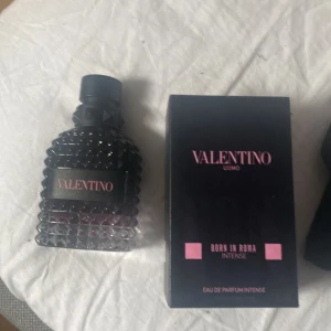 Valentino Uomo Born In Roma Intense Eau de Parfum - Lyxig parfym från Valentino. Ny pris: runt 900.      Mitt pris: 550. använd men fof runt 80%- 70% kvar. box kommer tyvärr inte med. 