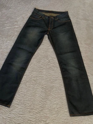 Nudie Jeans Straight Sven  - Säljer ett par Nudie Jeans i den eftertraktade modellen Straight Sven. (W 31 L 32)Detta är en "discontinued" modell som inte längre går att köpa i butik – ett måste för denim-samlare eller dig som söker den perfekta raka passformen.