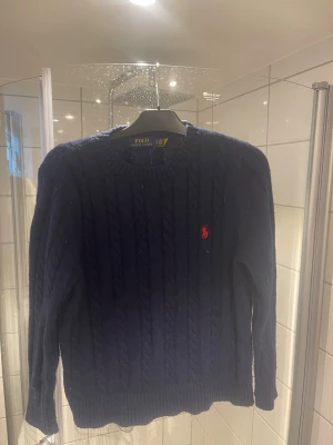 Mörkblå kabelstickad tröja Polo Ralph Lauren - Säljer dennna Ralph lauren tröja är storlek M men skulle säga att den sitter mer som S