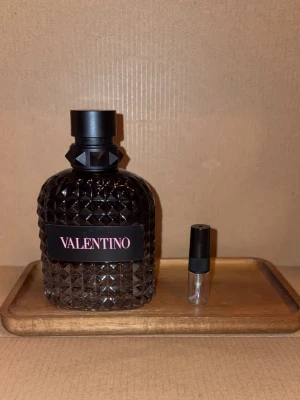 2 ml Valentino Oumo Born in Roma EdT  - 2 ml sample av valentino oumo Born in Roma EdT. 10% rabatt på bundles 
