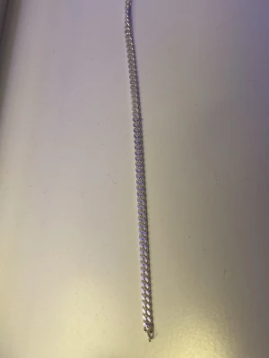Silverfärgat kedjearmband från August - Stilrent armband i silverfärg från August med klassisk kedjedesign. Perfekt accessoar för att lyfta din outfit. Levereras i original ask från August. 