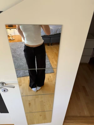 Linnebyxor  - Säljer ett par svarta lowwaist linnebyxor från madlady, då de inte kommer till användning. Storlek 34, men skulle säga att de sitter som en storlek 36/ S. De är långa i benen, jag är 165 cm  för referens. Endast använd en gång så de är i väldigt fint skick. Köpta för 700kr. Pris kan diskuteras💕💕