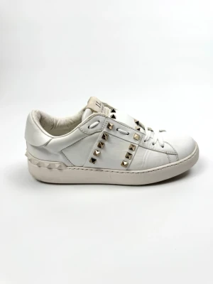 Valentino Open Sneakers - Valentino Garavani Rockstud sneakers. Storlek 38. Alla nitar är kvar. Skick 8,5/10. Nypris ca 7700kr. 100% autentiska.