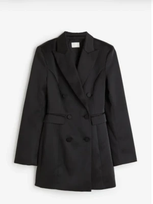 Svart kavajklänning med dubbelknäppning - Svart kavajklänning med dubbelknäppning och klassisk krage. Långa ärmar och markerad midja ger en elegant och trendig siluett. Tillverkad i ett slätt material som ger en stilren look. Perfekt för dig som gillar en chic och modern stil. Köpt för 599kr. 